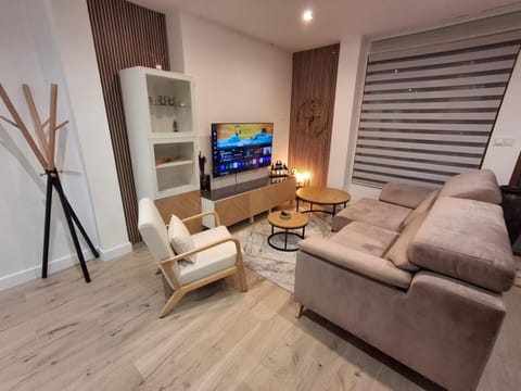 TV and multimedia, Living room, Seating area, Evening entertainment