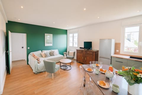 Communal lounge/ TV room, Living room, Dining area