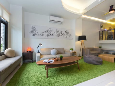 Communal lounge/ TV room, Lobby or reception