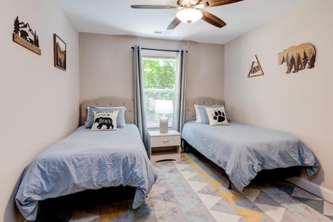 Rustic Chic Mountain Home 15 min from DT Asheville House in Fairview