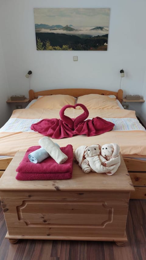 Bed, Bedroom, towels