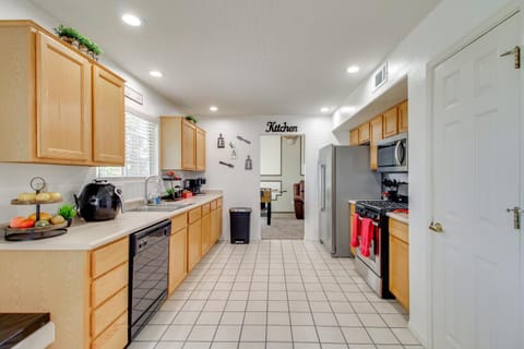 Explore ABQ and Rancho Rio Family Home with Patios! House in Corrales