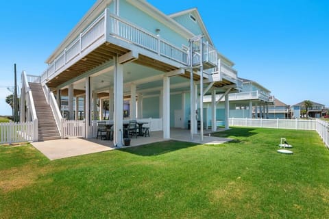 Beach Hideaway Spacious 4BR Game Loft, Hot Tub, Deck, Walk to Beach House in Bolivar Peninsula