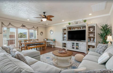 Beach Hideaway Spacious 4BR Game Loft, Hot Tub, Deck, Walk to Beach House in Bolivar Peninsula