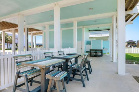 Beach Hideaway Spacious 4BR Game Loft, Hot Tub, Deck, Walk to Beach House in Bolivar Peninsula