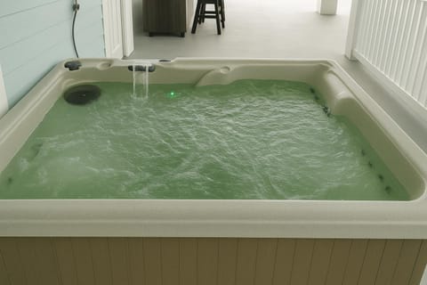 Beach Hideaway Spacious 4BR Game Loft, Hot Tub, Deck, Walk to Beach House in Bolivar Peninsula