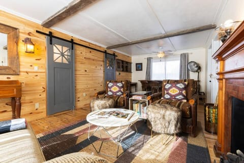 Cozy Cabin Style Apt Private 1st Flr 1 Bdrm Cabin in Torrington