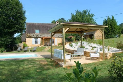 Property building, Patio, Garden view, Pool view, Swimming pool, sunbed