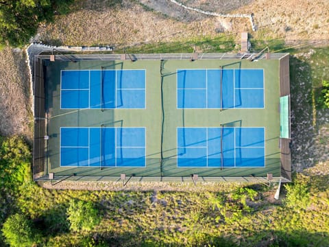 Relaxing Lake Escape - 1BR, Pickleball & BBQ House in Lake Travis