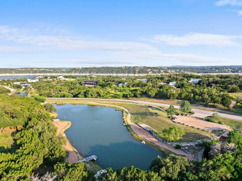 Relaxing Lake Escape - 1BR, Pickleball & BBQ House in Lake Travis