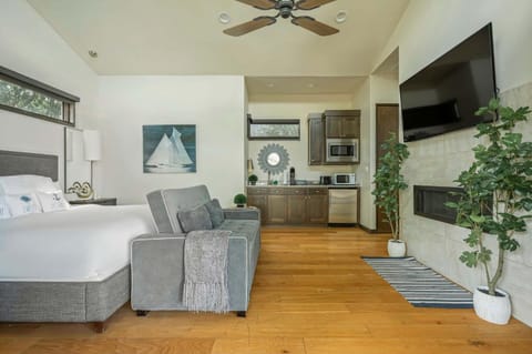 Relaxing Lake Escape - 1BR, Pickleball & BBQ House in Lake Travis