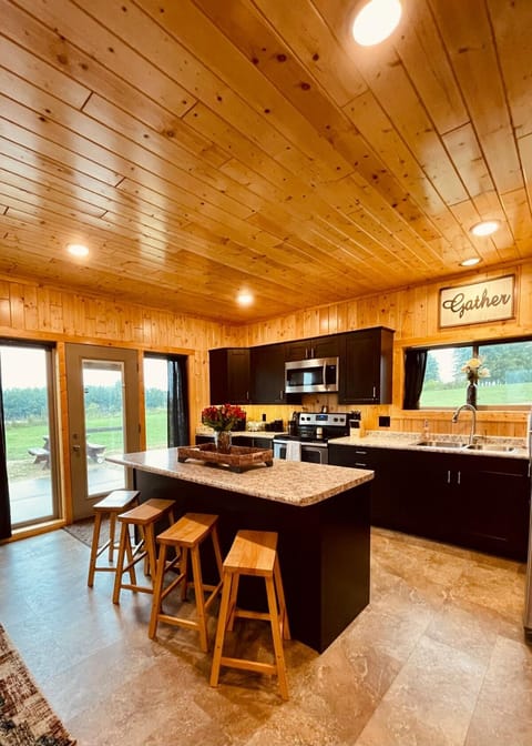 Barn On The Ridge - HOT TUB - Sleeps 6 House in Iowa