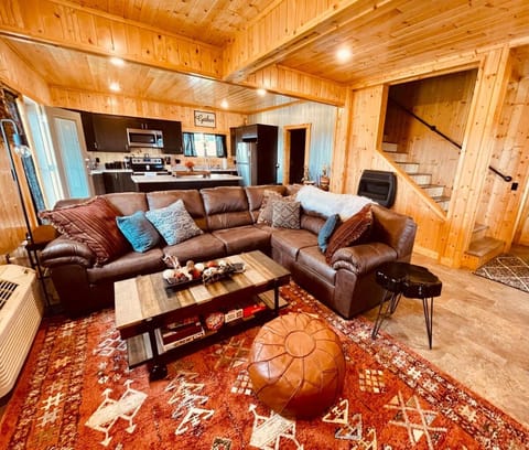 Barn On The Ridge - HOT TUB - Sleeps 6 House in Iowa