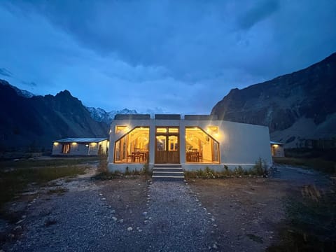 Property building, Restaurant/places to eat, Night