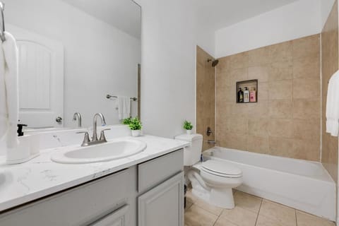 Tasteful 3BR I Free Parking I Workspace Apartment in Grand Prairie