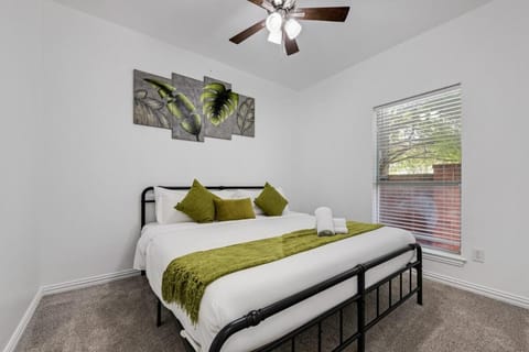 Tasteful 3BR I Free Parking I Workspace Apartment in Grand Prairie