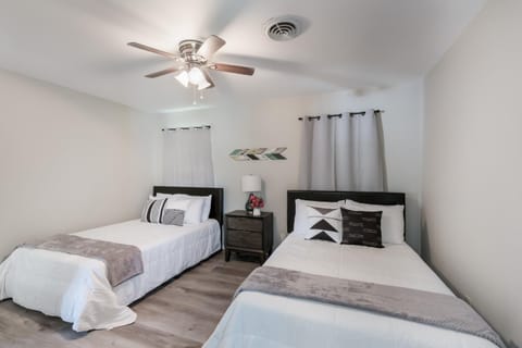 BL, Lackland- BMT- Seaworld- Washer-dryer House in San Antonio