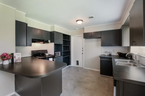 BL, Lackland- BMT- Seaworld- Washer-dryer House in San Antonio