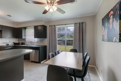 BL, Lackland- BMT- Seaworld- Washer-dryer House in San Antonio