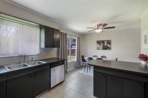 BL, Lackland- BMT- Seaworld- Washer-dryer House in San Antonio