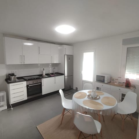 Kitchen or kitchenette, Dining area