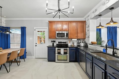 5BD 3BA Pool Oasis Come Rest Relax & Recharge House in Burleson