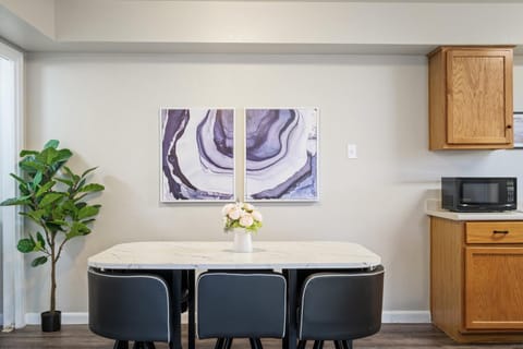 12D- In-unit Washer & Dryer - Free Parking - Fast Wi-Fi Apartment in Cypress