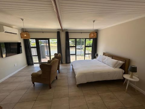 Bed, TV and multimedia, Living room, Photo of the whole room, Seating area, Bedroom, air conditioner