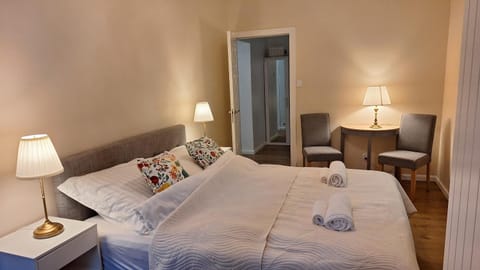 Bedroom, towels