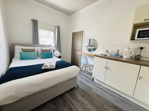Bed, Kitchen or kitchenette, Photo of the whole room, Bedroom