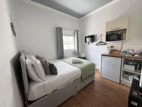 Bed, Kitchen or kitchenette, Photo of the whole room, Bedroom