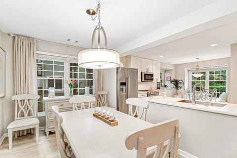 279 Evian Villa Pristine Getaway Heart of Shipyard Villa in North Forest Beach