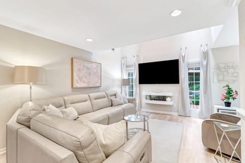 279 Evian Villa Pristine Getaway Heart of Shipyard Villa in North Forest Beach