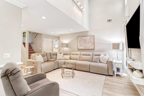 279 Evian Villa Pristine Getaway Heart of Shipyard Villa in North Forest Beach