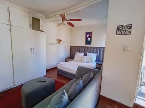Bed, TV and multimedia, Photo of the whole room, Seating area, Bedroom, air conditioner