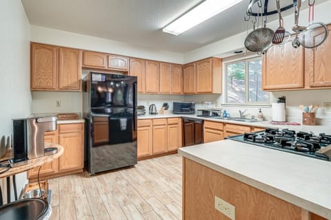 Hike, Swim, Golf Family Retreat in Arnold! House in Arnold