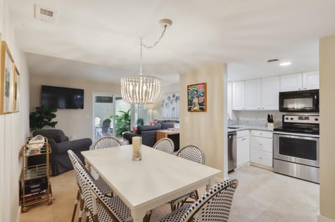 Spacious Villa Walk to Coligny Beach Villa in South Forest Beach