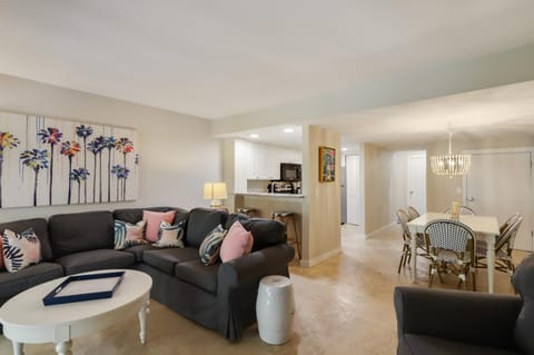 Spacious Villa Walk to Coligny Beach Villa in South Forest Beach