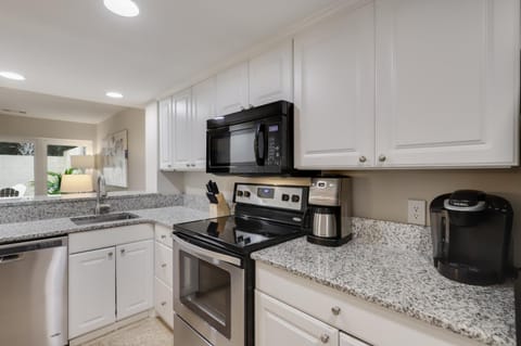 Spacious Villa Walk to Coligny Beach Villa in South Forest Beach