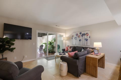 Spacious Villa Walk to Coligny Beach Villa in South Forest Beach