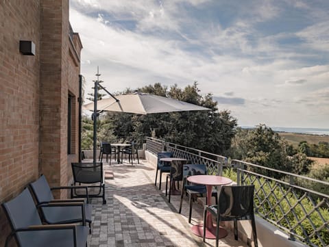 Natural landscape, View (from property/room), Balcony/Terrace, Dining area, Sea view
