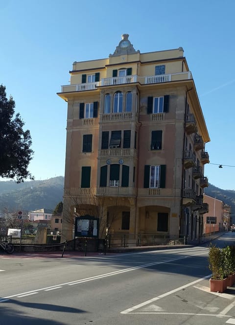 Property building, Neighbourhood