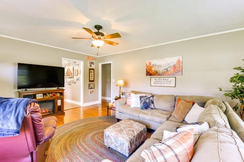 8 Mi to Clemson Peaceful Family Home with Yard House in Seneca