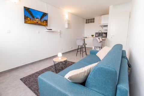 TV and multimedia, Living room, Lounge or bar, Seating area, Dining area