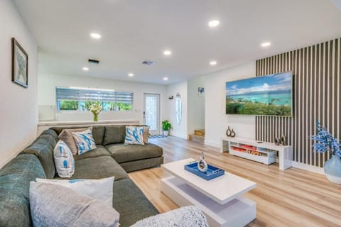 Friendly Fox Luxury Pool & Spa - Near DT & Beach home House in Fort Lauderdale