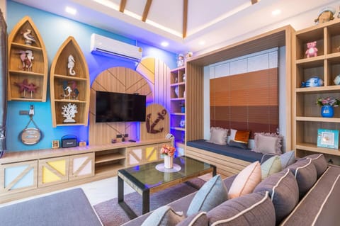 Communal lounge/ TV room, TV and multimedia, Living room, Evening entertainment