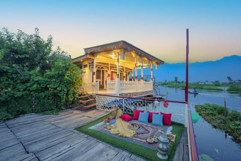 Property building, Patio, Natural landscape, Lake view, Mountain view