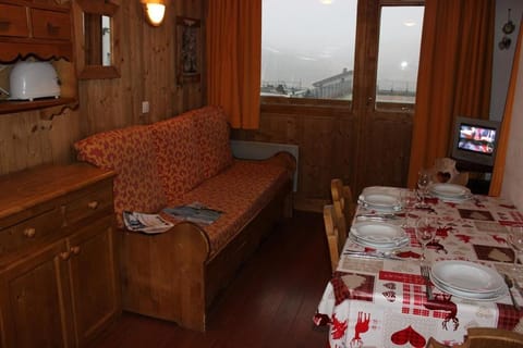 Bed, TV and multimedia, Living room, Seating area, Dining area