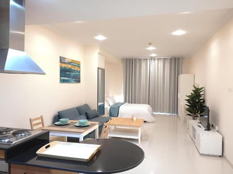 TV and multimedia, Living room, Seating area, Bedroom