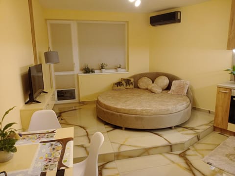 TV and multimedia, Living room, Seating area, air conditioner